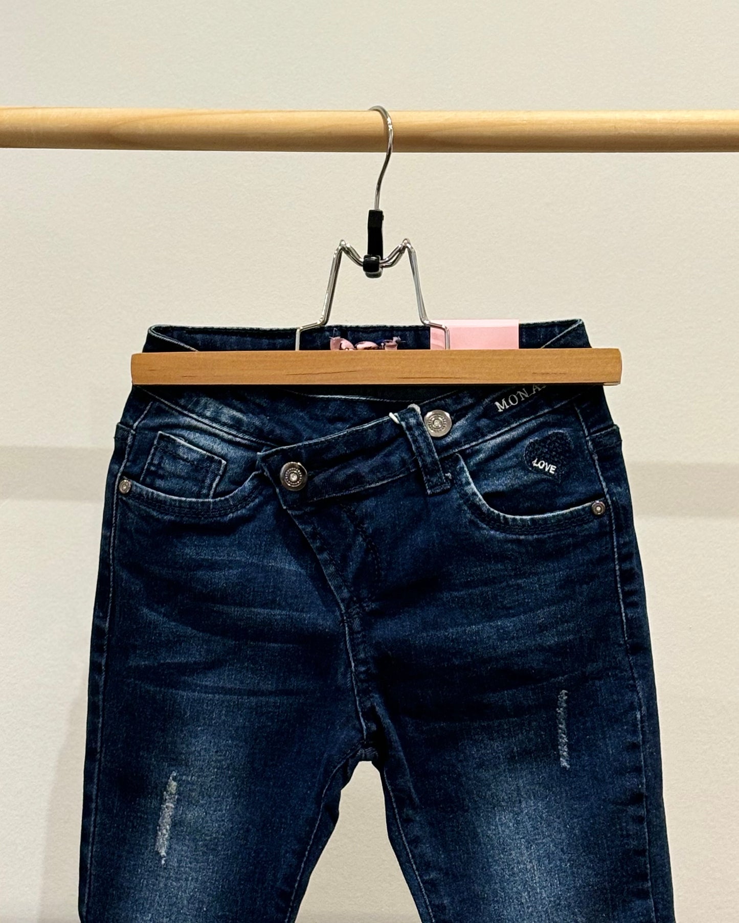 Jeans slim taille asymétrique